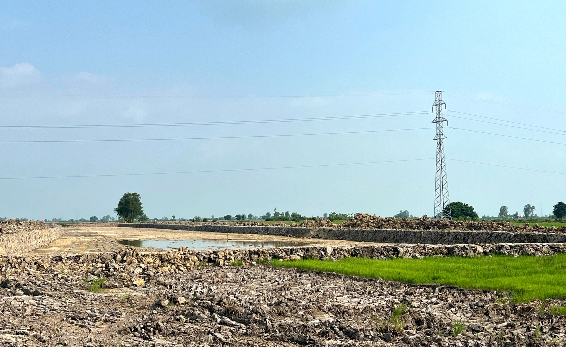 Bốn gói thầu cao tốc trục ngang qua Cần Thơ: Hết chờ cát lại chờ di dời đường điện- Ảnh 1. Bốn gói thầu cao tốc trục ngang qua Cần Thơ: Hết chờ cát lại chờ di dời đường điện- Ảnh 1.