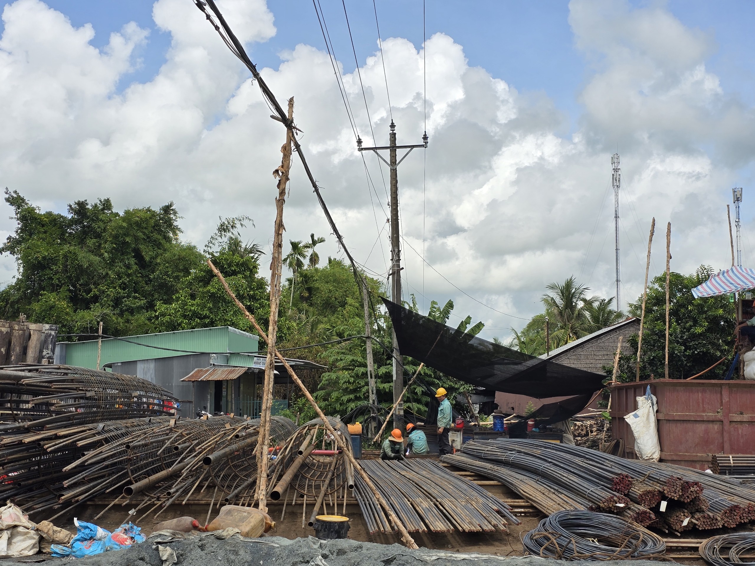 Bốn gói thầu cao tốc trục ngang qua Cần Thơ: Hết chờ cát lại chờ di dời đường điện- Ảnh 2. Bốn gói thầu cao tốc trục ngang qua Cần Thơ: Hết chờ cát lại chờ di dời đường điện- Ảnh 2.