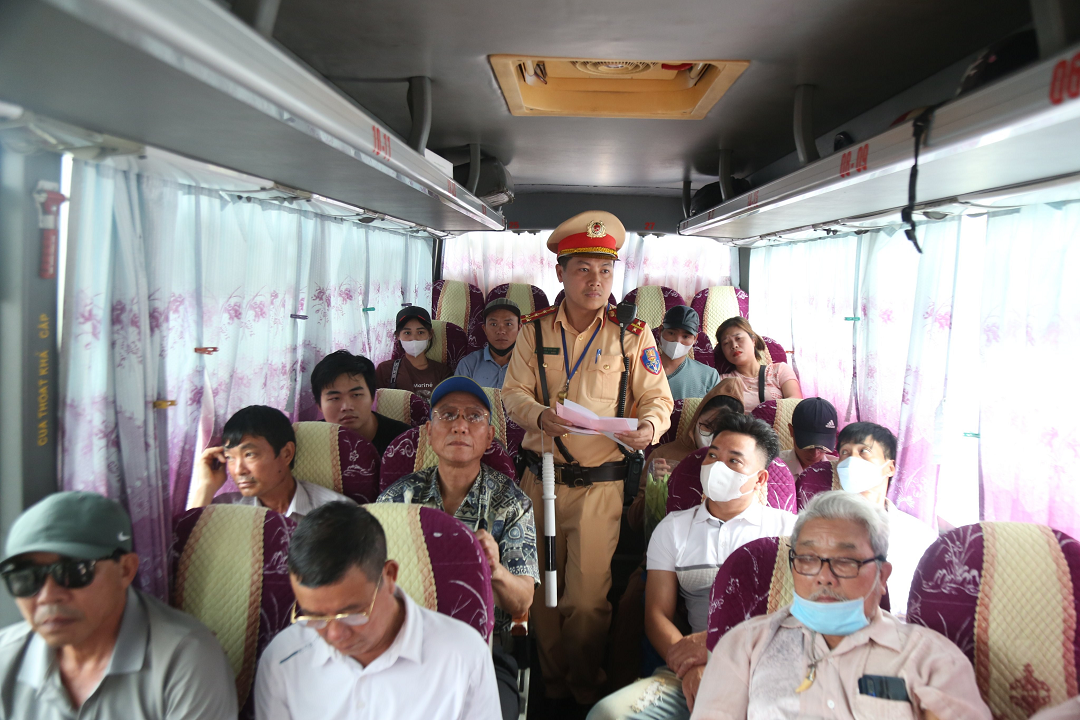 CSGT ki&ecirc;n tr&igrave; xử l&yacute; xe kh&aacute;ch chạy "r&ugrave;a b&ograve;", n&eacute; chốt- Ảnh 4.