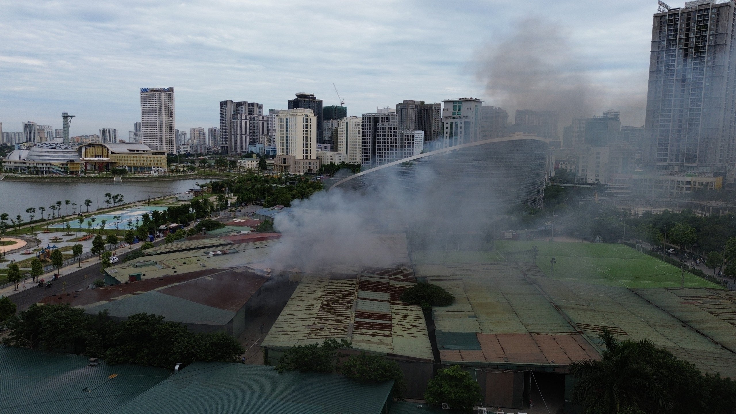 Ch&aacute;y nh&agrave; xưởng ở Cầu Giấy, nhiều &ocirc; t&ocirc; th&aacute;o chạy- Ảnh 1.