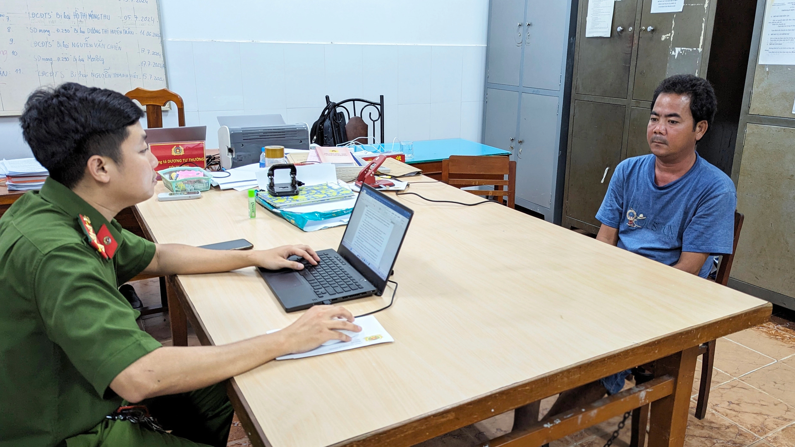 Tuồn hơn 530 ngh&igrave;n USD qua bi&ecirc;n giới, một người đ&agrave;n &ocirc;ng ở An Giang bị bắt- Ảnh 1.