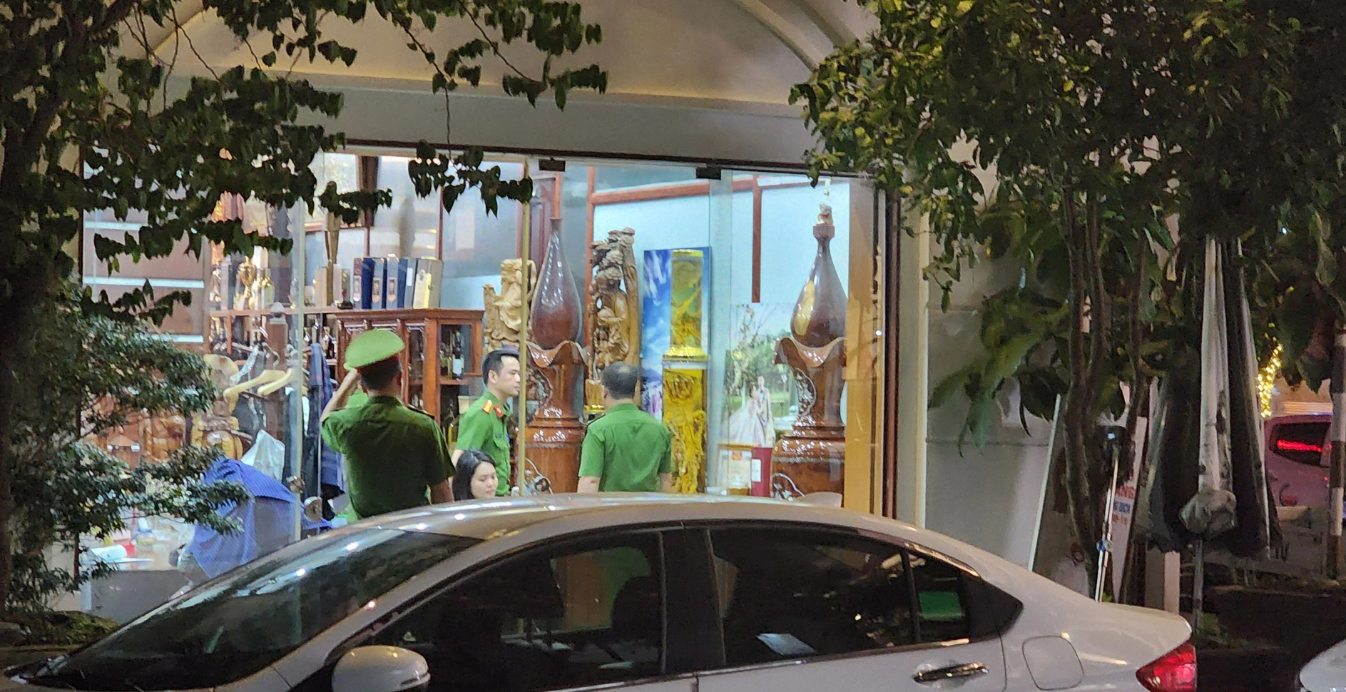 Khởi tố 2 c&aacute;n bộ huyện, x&atilde; li&ecirc;n quan vụ doanh nh&acirc;n La "đi&ecirc;n" bị bắt- Ảnh 1.