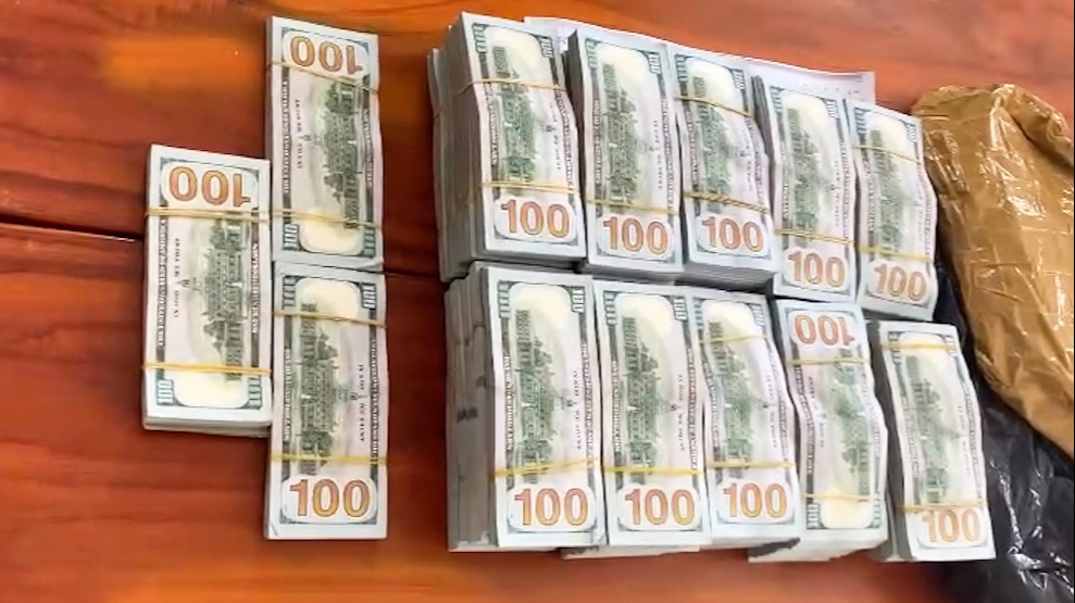 Tuồn hơn 530 ngh&igrave;n USD qua bi&ecirc;n giới, một người đ&agrave;n &ocirc;ng ở An Giang bị bắt- Ảnh 2.