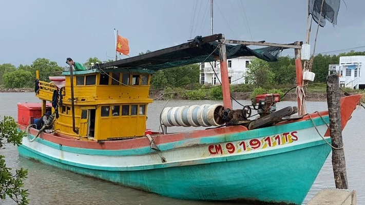 Mượn giám sát hành trình, một chủ tàu cá ở Cà Mau bị phạt 75 triệu - Ảnh 1. Mượn giám sát hành trình, một chủ tàu cá ở Cà Mau bị phạt 75 triệu - Ảnh 1.