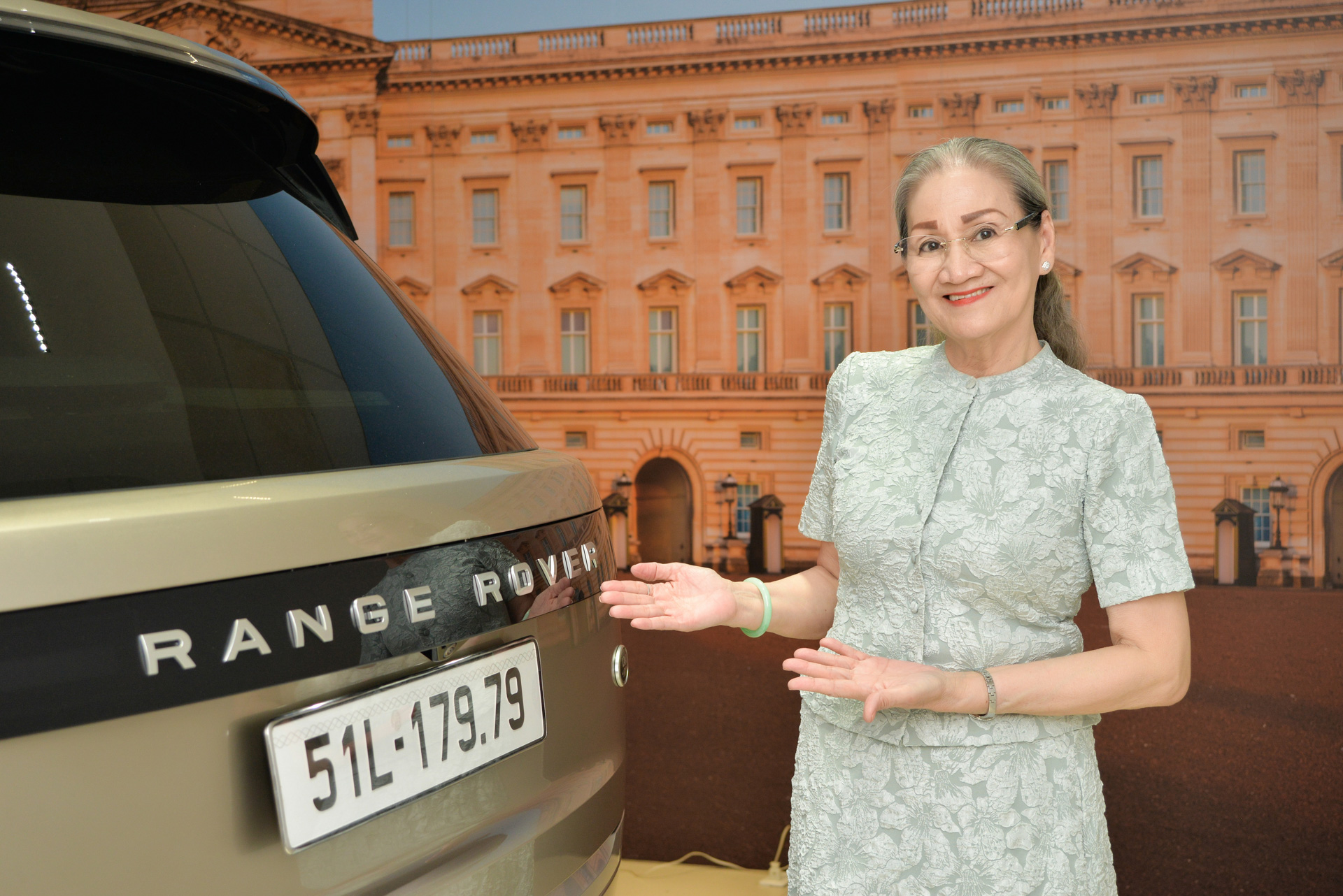 Mẹ của L&yacute; Nh&atilde; Kỳ tậu si&ecirc;u xe Land Rover trị gi&aacute; l&ecirc;n đến 15 tỷ đồng- Ảnh 2.