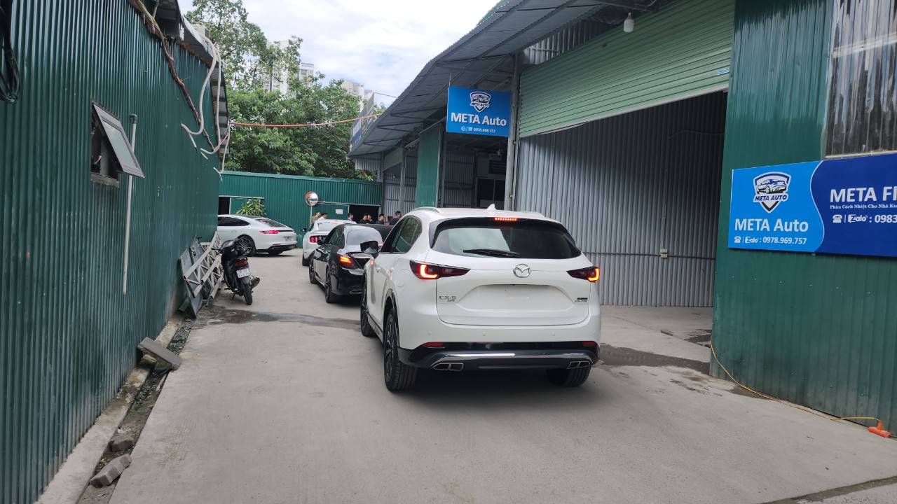 Ch&aacute;y nh&agrave; xưởng ở Cầu Giấy, nhiều &ocirc; t&ocirc; th&aacute;o chạy- Ảnh 2.