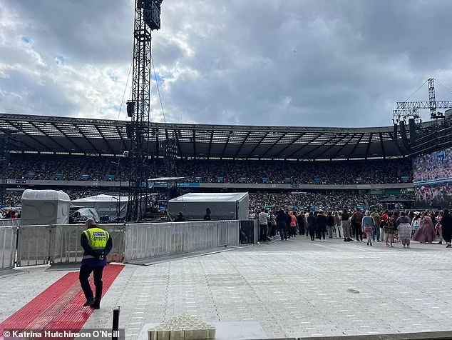 Trải nghiệm kinh ho&agrave;ng ở show diễn của Taylor Swift - Ảnh 2.