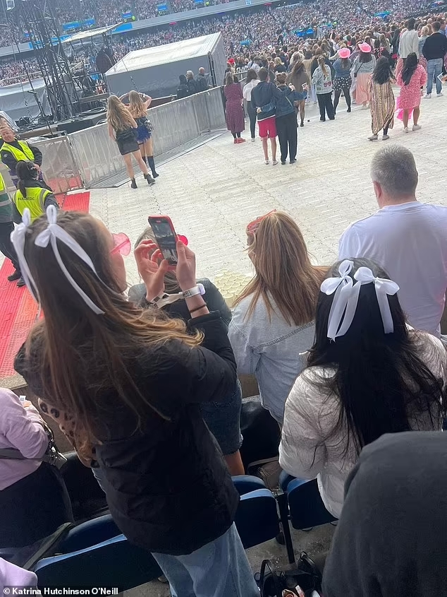 Trải nghiệm kinh ho&agrave;ng ở show diễn của Taylor Swift - Ảnh 1.