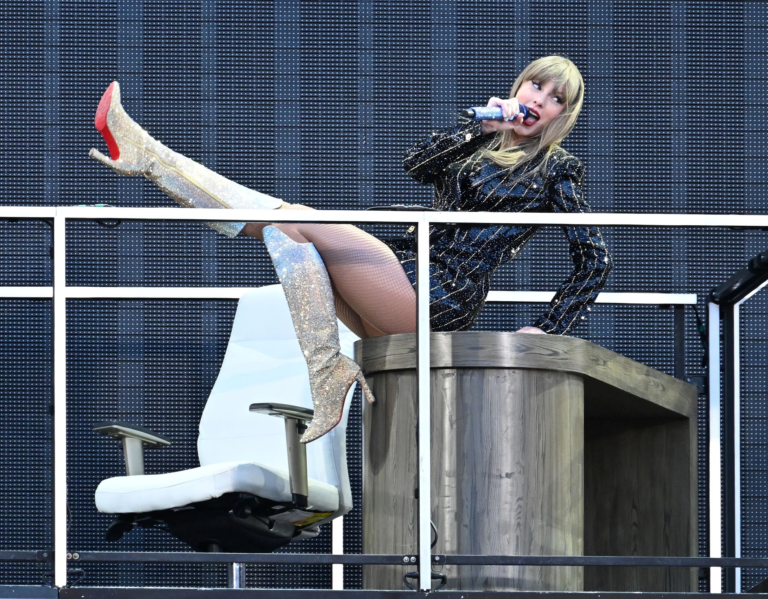 Trải nghiệm kinh ho&agrave;ng ở show diễn của Taylor Swift - Ảnh 3.