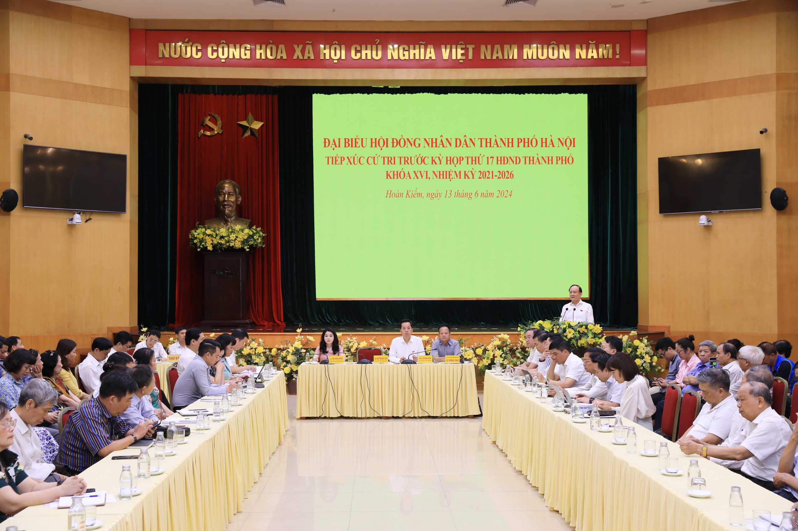 H&agrave; Nội: Cử tri đề nghị đưa xe bu&yacute;t nhỏ hoạt động ở phố cổ để giảm &ugrave;n tắc- Ảnh 1.