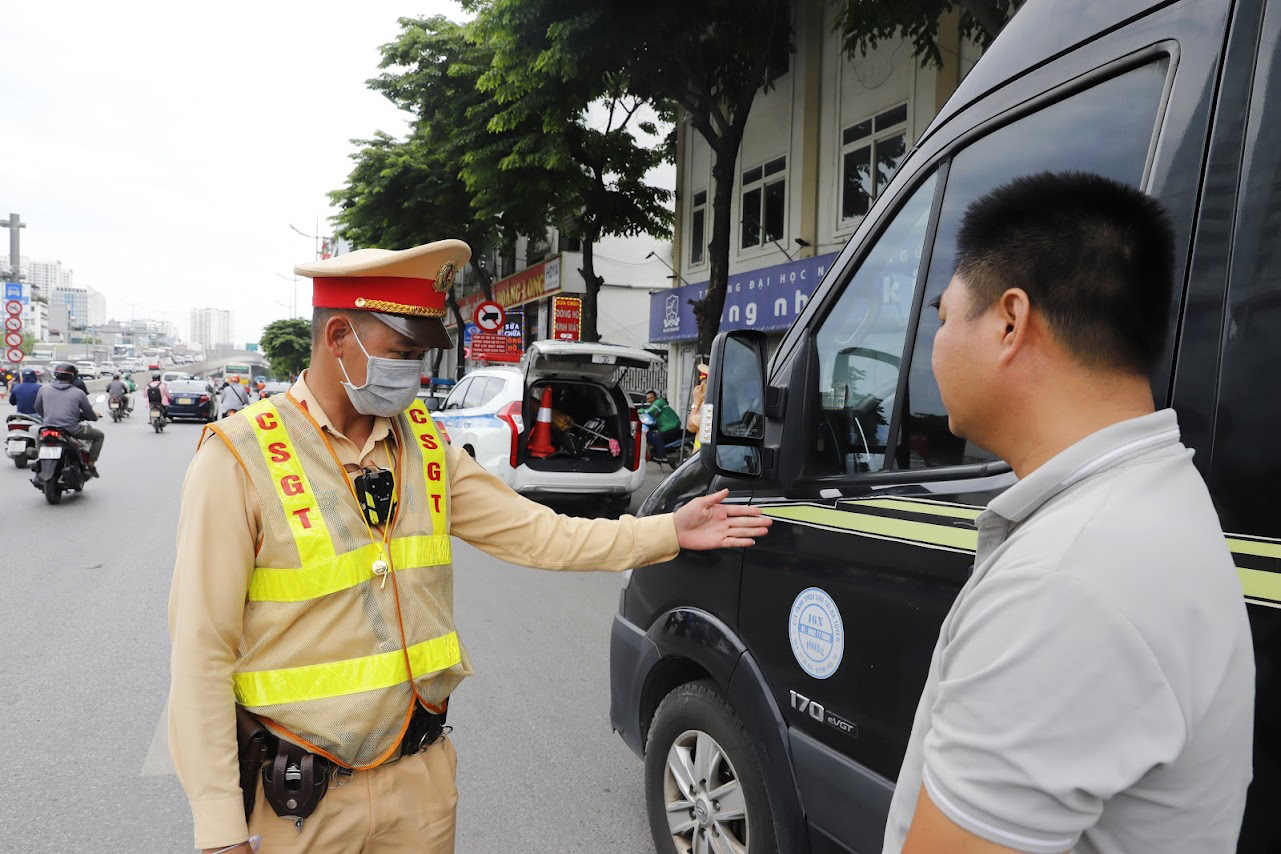 CSGT ki&ecirc;n tr&igrave; xử l&yacute; xe kh&aacute;ch chạy "r&ugrave;a b&ograve;", n&eacute; chốt- Ảnh 7.