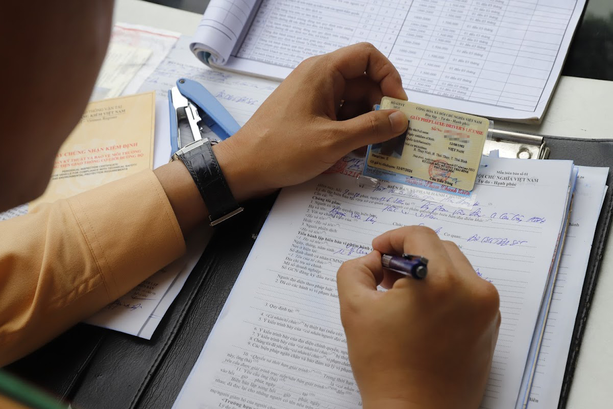 CSGT ki&ecirc;n tr&igrave; xử l&yacute; xe kh&aacute;ch chạy "r&ugrave;a b&ograve;", n&eacute; chốt- Ảnh 6.