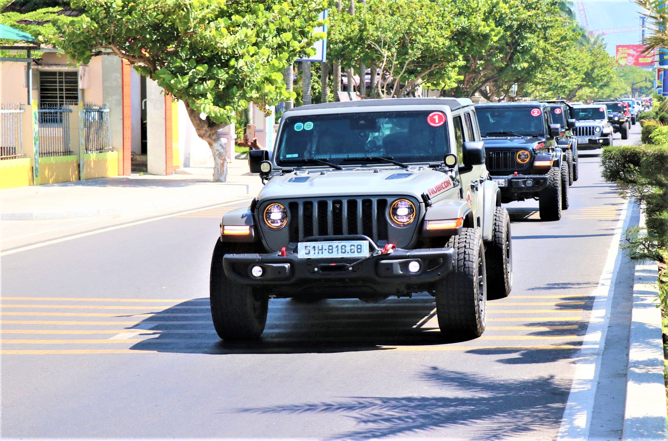 Th&iacute;ch th&uacute; d&agrave;n xe Jeep v&agrave; m&ocirc; t&ocirc; Harley Davidson tr&ecirc;n phố biển Nha Trang- Ảnh 2.