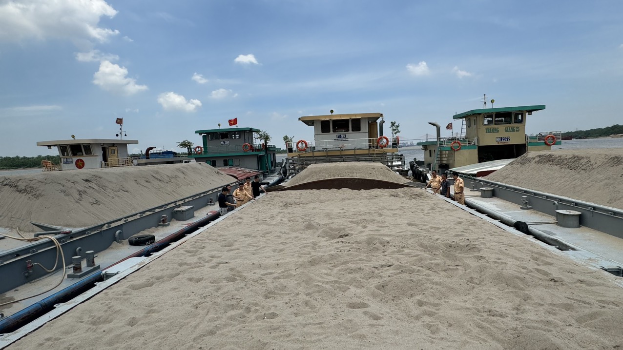 Đột k&iacute;ch sới bạc tr&ecirc;n s&ocirc;ng, CSGT ph&aacute;t hiện th&ecirc;m điều bất ngờ- Ảnh 1.