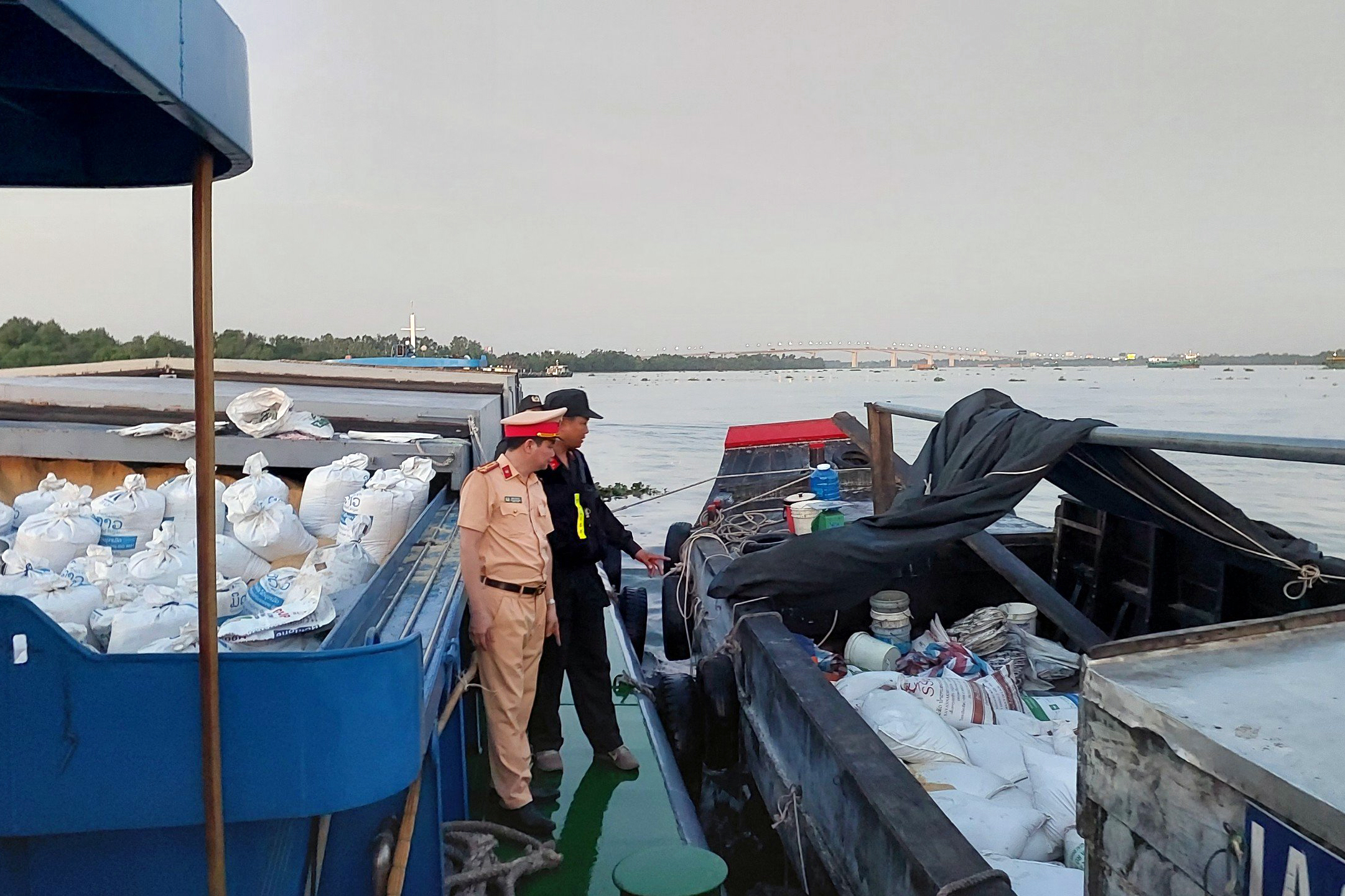 Hiện trường vụ CSGT v&agrave; cảnh s&aacute;t cơ động ph&aacute; vụ trộm cắp t&agrave;i sản tr&ecirc;n s&ocirc;ng- Ảnh 2.