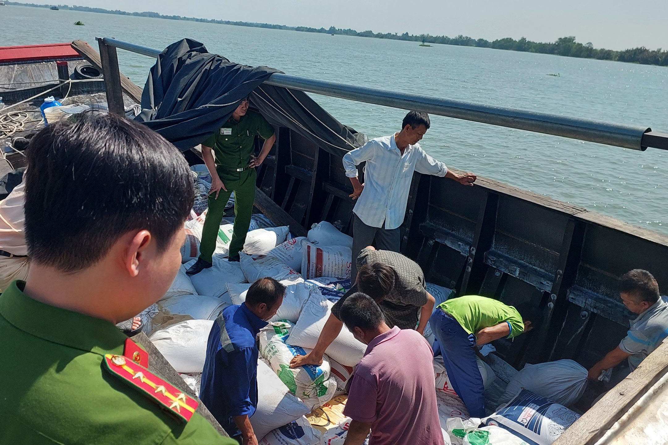 Hiện trường vụ CSGT v&agrave; cảnh s&aacute;t cơ động ph&aacute; vụ trộm cắp t&agrave;i sản tr&ecirc;n s&ocirc;ng- Ảnh 5.