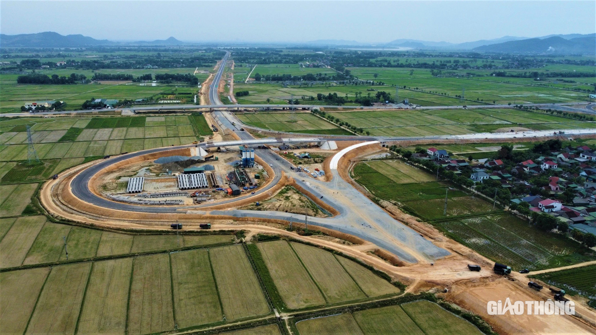Ngắm cầu d&agrave;i nhất tuyến cao tốc nối Nghệ An - H&agrave; Tĩnh sắp th&ocirc;ng xe- Ảnh 12.