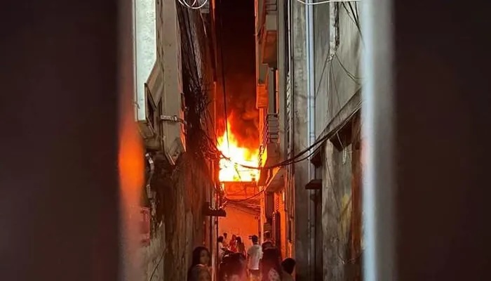 Ch&aacute;y nh&agrave; trong ng&otilde; Trại C&aacute;, nhiều người hốt hoảng th&aacute;o chạy- Ảnh 1.