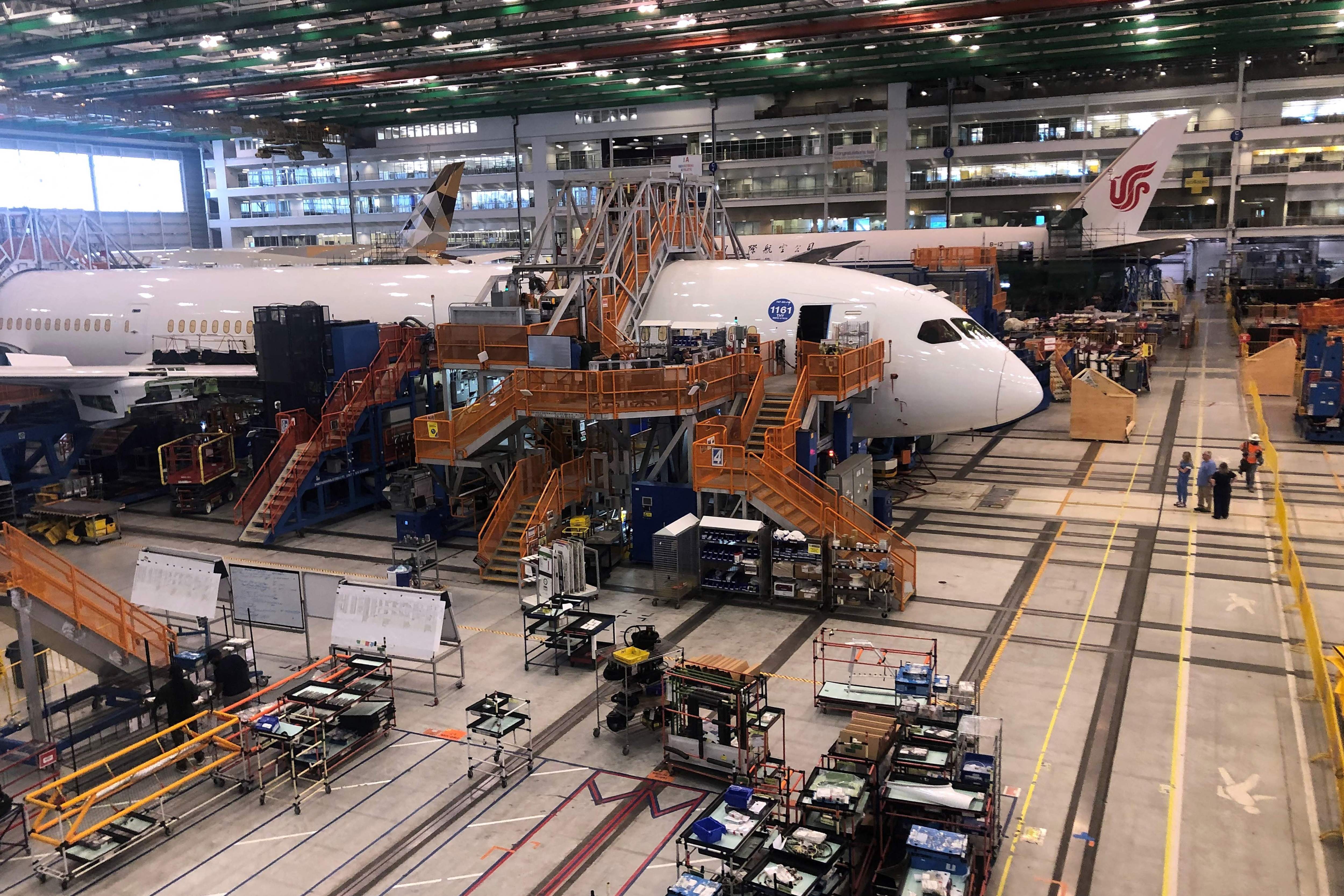 Boeing đang tiến h&agrave;nh điều tra sau khi ph&aacute;t hiện hơn 900 chiếc đinh ốc tr&ecirc;n mỗi m&aacute;y bay 787 Dreamliner bị lắp sai, siết vặn kh&ocirc;ng đ&uacute;ng quy c&aacute;ch. (Ảnh: The Times)