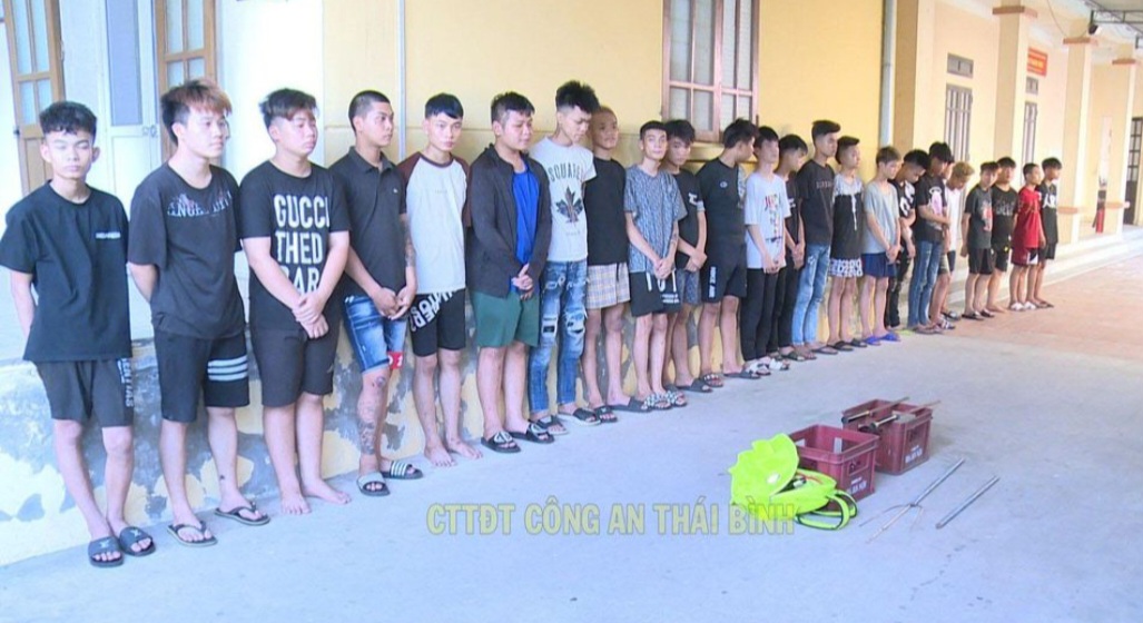 Khởi tố 15 đối tượng thường bịt mặt, đội mũ tr&ugrave;m đầu mang hung kh&iacute; đi xe m&aacute;y g&acirc;y n&aacute;o loạn- Ảnh 1.
