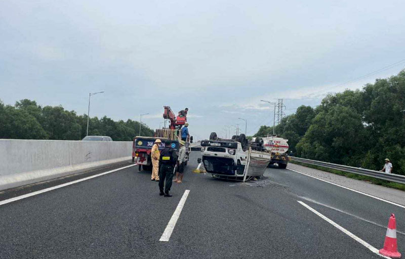 Hiện trường vụ tai nạn xe tải nổ lốp rồi lật ngửa tr&ecirc;n cao tốc H&agrave; Nội - Hải Ph&ograve;ng.