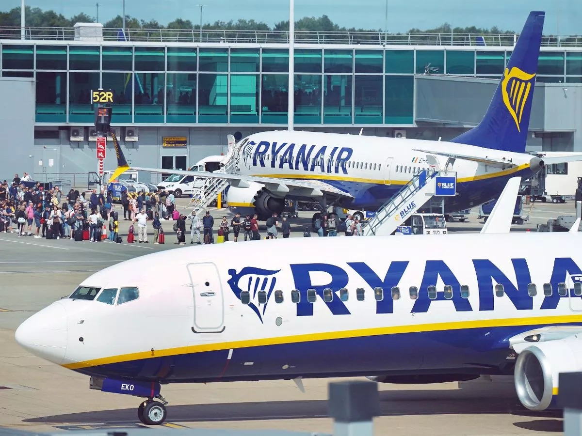 Thay v&igrave; l&ecirc;n chuyến bay đi T&acirc;y Ban Nha, cặp vợ chồng bị đưa nhầm l&ecirc;n chuyến bay của Ryanair đến Litva. (Ảnh: Bristol Live)
