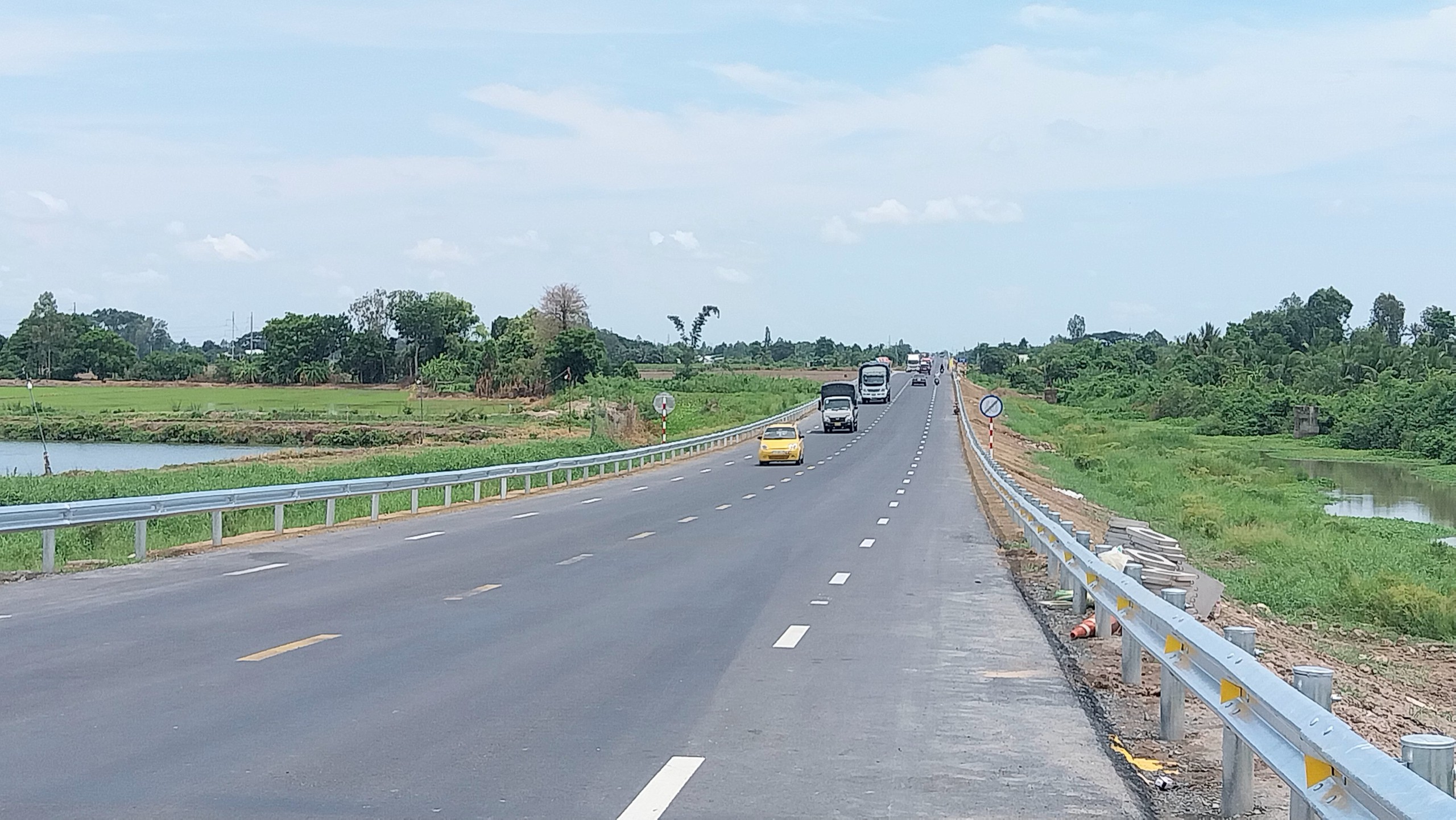 H&igrave;nh ảnh tuyến tr&aacute;nh th&agrave;nh phố Long Xuy&ecirc;n trước ng&agrave;y kh&aacute;nh th&agrave;nh- Ảnh 4.