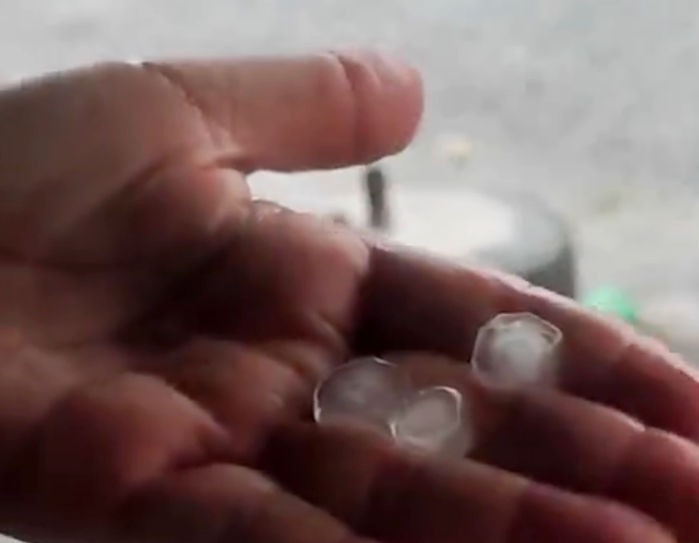 Người dân Cần Thơ bất ngờ khi thấy mưa đá- Ảnh 1. Người dân Cần Thơ bất ngờ khi thấy mưa đá- Ảnh 1.