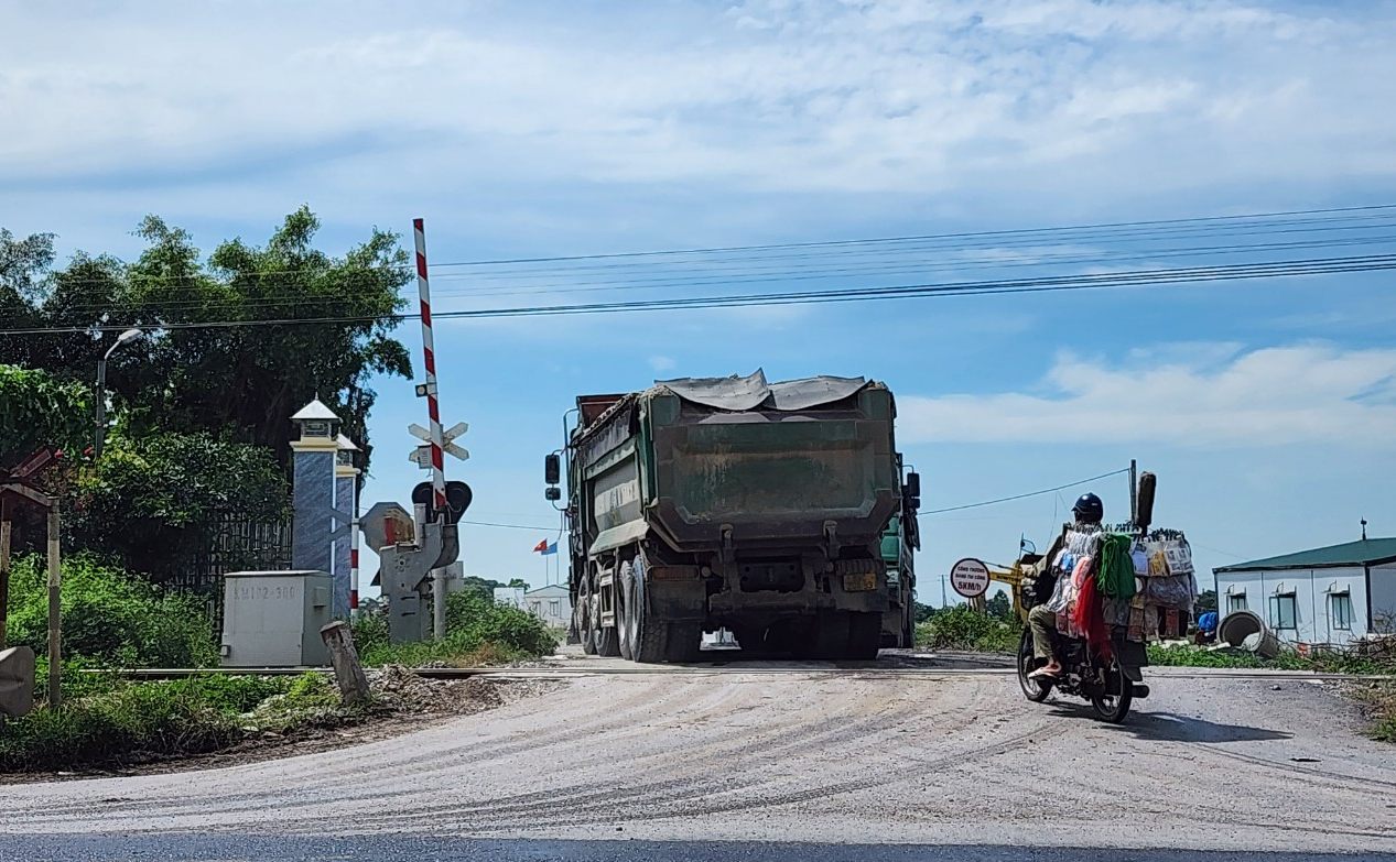 Nam Định: Đường đ&ecirc; "oằn m&igrave;nh" dưới b&aacute;nh h&agrave;ng đo&agrave;n xe tải phục vụ dự &aacute;n- Ảnh 4.