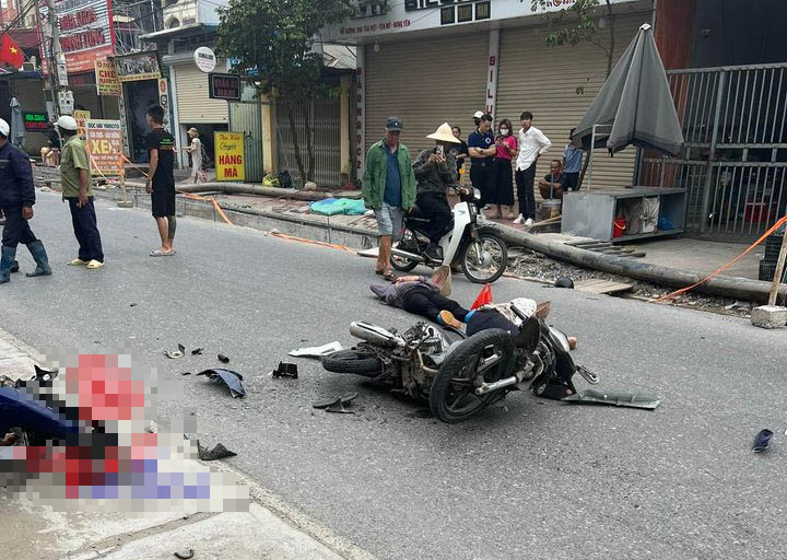 Thanh ni&ecirc;n đi xe m&aacute;y tốc độ cao t&ocirc;ng trực diện xe ngược chiều, 3 người nguy kịch- Ảnh 1.