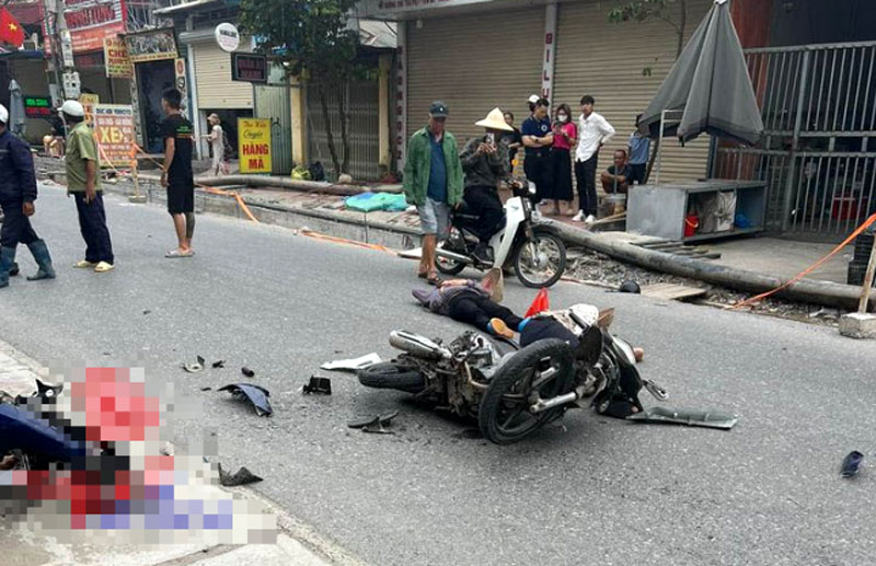 Hiện trường vụ tai nạn giữa 2 xe m&aacute;y l&agrave;m 3 người bị thương.