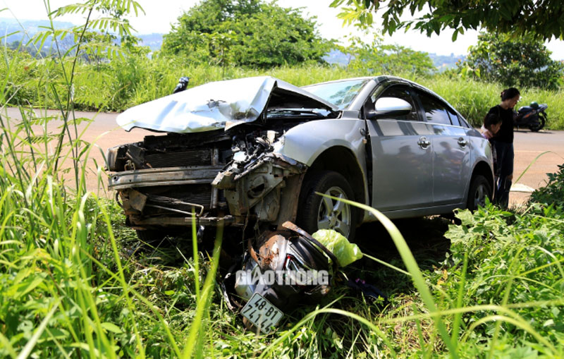 Xe m&aacute;y bị &ocirc; t&ocirc; cuốn v&agrave;o gầm, k&eacute;o l&ecirc; 200m.