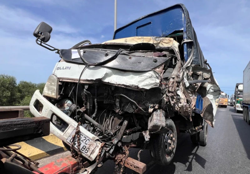 Chiếc xe tải bị biến dạng phần đầu khiến t&agrave;i xế tử vong tại chỗ - Ảnh: B. Thi&ecirc;n.