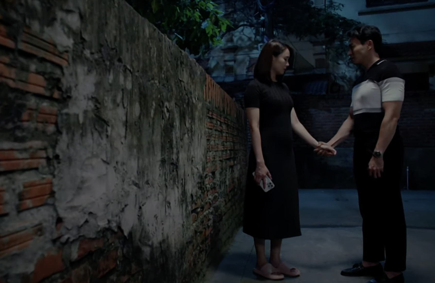 Ng&acirc;n H&agrave; từ chối lời cầu h&ocirc;n của Vũ v&igrave; cho rằng anh xứng đ&aacute;ng t&igrave;m được người tốt hơn.