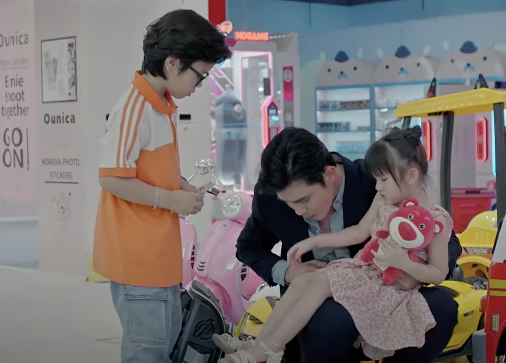 Nghĩa v&ocirc; t&igrave;nh chạm mặt con g&aacute;i ruột l&agrave; b&eacute; Kitty.