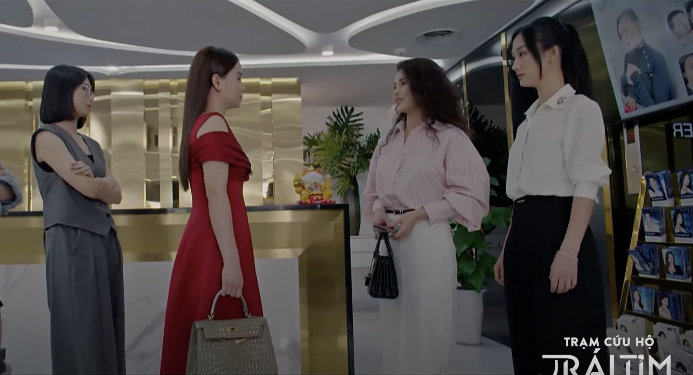 Vợ của b&aacute;c sĩ Việt t&igrave;m đến tận spa của An Nhi&ecirc;n để dằn mặt, đ&aacute;nh ghen.