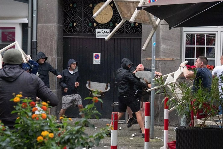 EURO 2024: Bạo loạn kinh ho&agrave;ng, m&aacute;u đ&atilde; đổ trước trận Anh gặp Serbia- Ảnh 3.