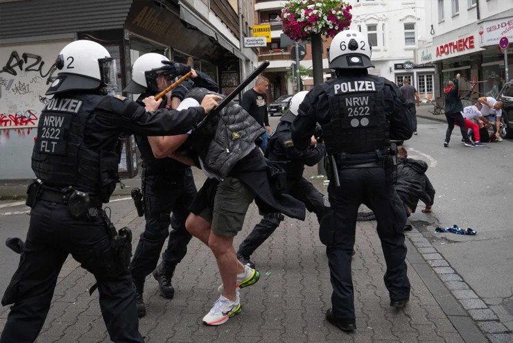 EURO 2024: Bạo loạn kinh ho&agrave;ng, m&aacute;u đ&atilde; đổ trước trận Anh gặp Serbia- Ảnh 1.