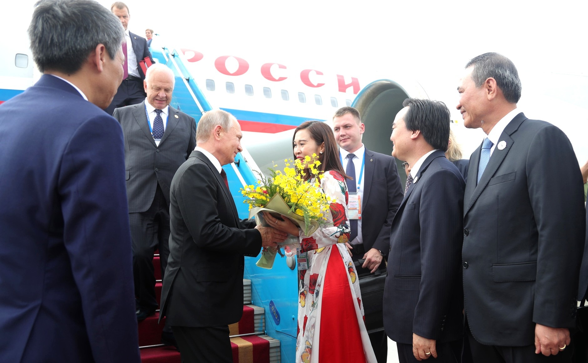 Th&aacute;ng 11/2017, Tổng thống Nga Putin tiếp tục đến Việt Nam, tham dự Hội nghị Thượng đỉnh APEC 2017 tại TP. Đ&agrave; Nẵng. Ra đ&oacute;n đo&agrave;n Tổng thống Nga tại s&acirc;n bay tại thời điểm bấy giờ c&oacute; Bộ trưởng Bộ Gi&aacute;o dục v&agrave; Đ&agrave;o tạo Ph&ugrave;ng Xu&acirc;n Nhạ v&agrave; B&iacute; thư Th&agrave;nh ủy Đ&agrave; Nẵng Trương Quang Nghĩa. (Ảnh: Kremlin.ru)