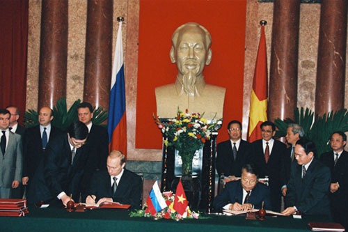 L&atilde;nh đạo hai nước c&ugrave;ng k&yacute; kết Tuy&ecirc;n bố chung về quan hệ đối t&aacute;c chiến lược Việt Nam - Nga v&agrave;o ng&agrave;y 1/3/2001, tiếp tục ph&aacute;t huy những gi&aacute; trị tốt đẹp trong quan hệ hai nước. (Ảnh: Kremlin.ru)