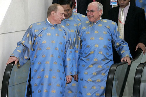 Th&aacute;ng 11/2006, Tổng thống Putin tiếp tục chuyến thăm lần thứ 2 tới H&agrave; Nội để tham dự Hội nghị APEC 14 v&agrave; thăm ch&iacute;nh thức Việt Nam. Tại Hội nghị APEC, Tổng thống Nga c&ugrave;ng l&atilde;nh đạo c&aacute;c nước APEC diện trang phục truyền thống của Việt Nam. (Ảnh: Kremlin.ru)