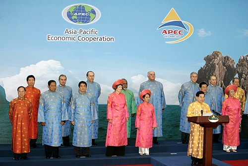 Tại Hội nghị APEC, Tổng thống Nga c&ugrave;ng l&atilde;nh đạo c&aacute;c nước APEC diện trang phục truyền thống của Việt Nam. (Ảnh: Kremlin.ru)