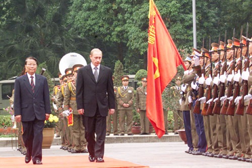 Ng&agrave;y 1/3/2001, sau gần 1 năm trở th&agrave;nh Tổng thống Li&ecirc;n bang Nga, &ocirc;ng Vladimir Putin đ&atilde; c&oacute; chuyến thăm Việt Nam. Bức ảnh chụp khoảnh khắc nh&agrave; l&atilde;nh đạo Nga v&agrave; Chủ tịch nước ta l&uacute;c bấy giờ l&agrave; &ocirc;ng Trần Đức Lương đang c&ugrave;ng duyệt đội danh dự. (Ảnh: Kremlin.ru)
