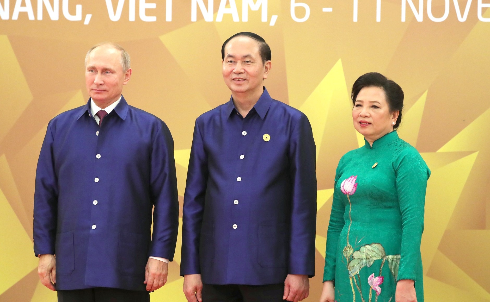 Tổng thống Putin chụp ảnh c&ugrave;ng Chủ tịch nước Trần Đại Quang v&agrave; phu nh&acirc;n. (Ảnh: Kremlin.ru)