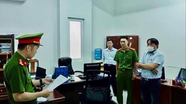 Một c&aacute;n bộ quản l&yacute; đất đai ở S&oacute;c Trăng bị khởi tố- Ảnh 1.
