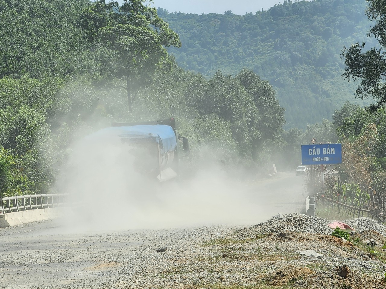 Đường ven biển qua H&agrave; Tĩnh hư hỏng đang chờ... chọn nh&agrave; thầu xử l&yacute;- Ảnh 1.
