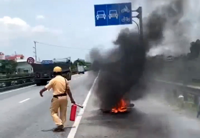 Xe m&aacute;y điện tự bốc ch&aacute;y tr&ecirc;n quốc lộ (Ảnh cắt từ clip)