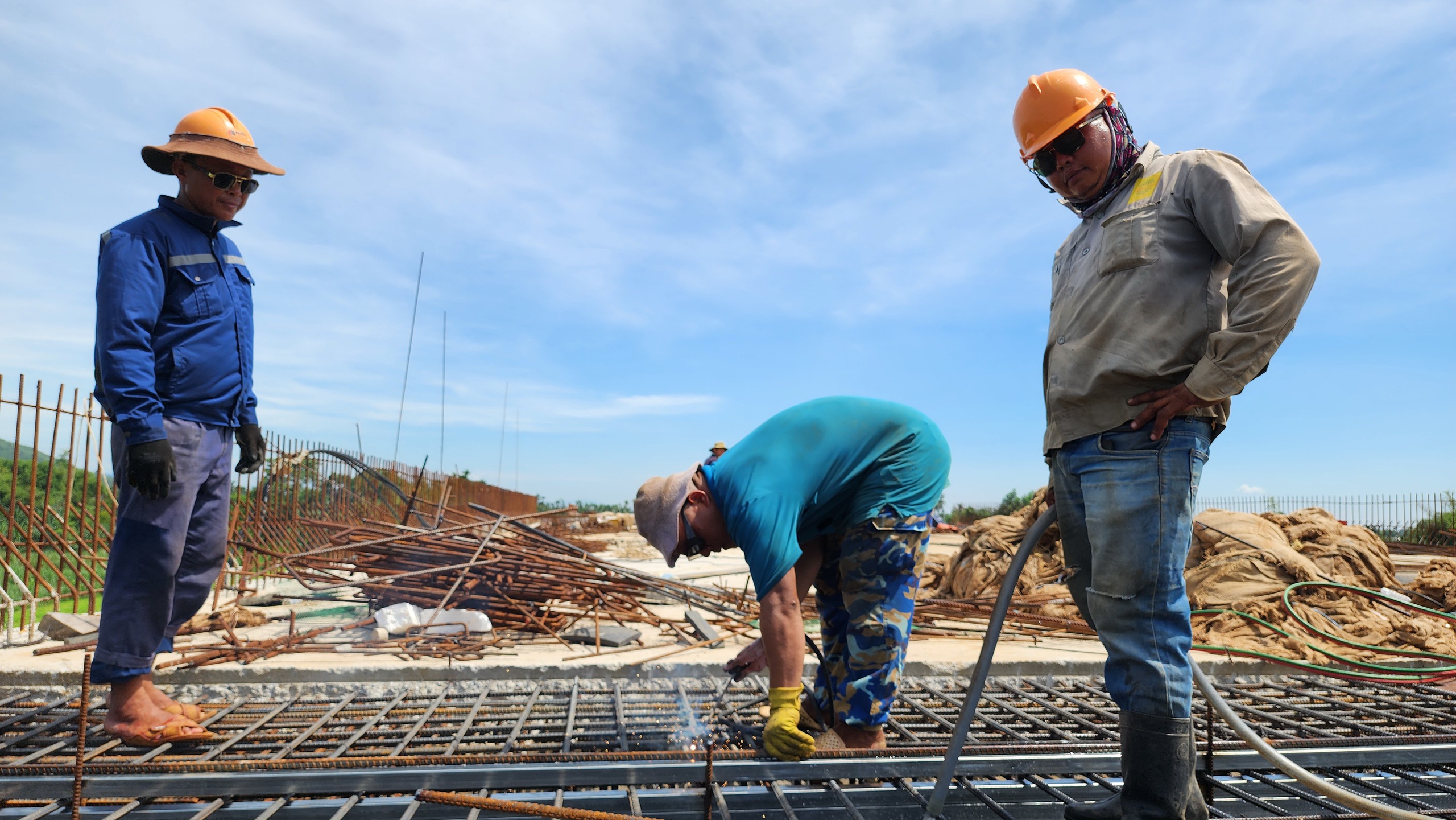 C&ocirc;ng nh&acirc;n đội nắng thi c&ocirc;ng cao tốc Quảng Ng&atilde;i - Ho&agrave;i Nhơn- Ảnh 3.