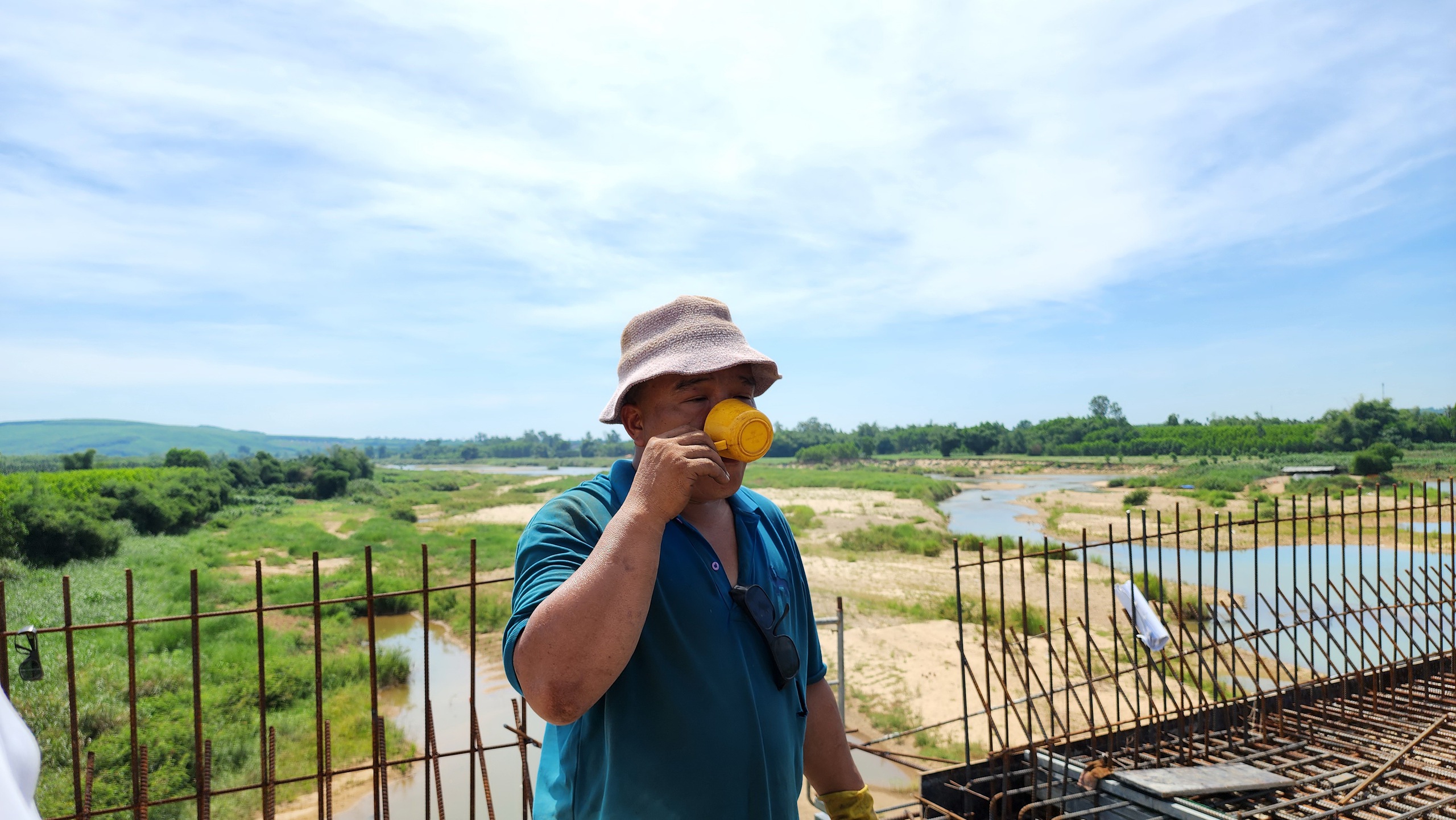 C&ocirc;ng nh&acirc;n đội nắng thi c&ocirc;ng cao tốc Quảng Ng&atilde;i - Ho&agrave;i Nhơn- Ảnh 4.
