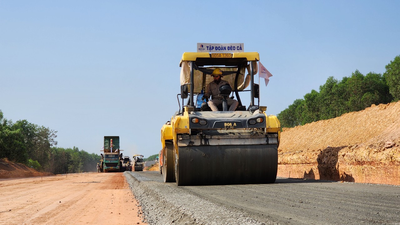 C&ocirc;ng nh&acirc;n đội nắng thi c&ocirc;ng cao tốc Quảng Ng&atilde;i - Ho&agrave;i Nhơn- Ảnh 5.